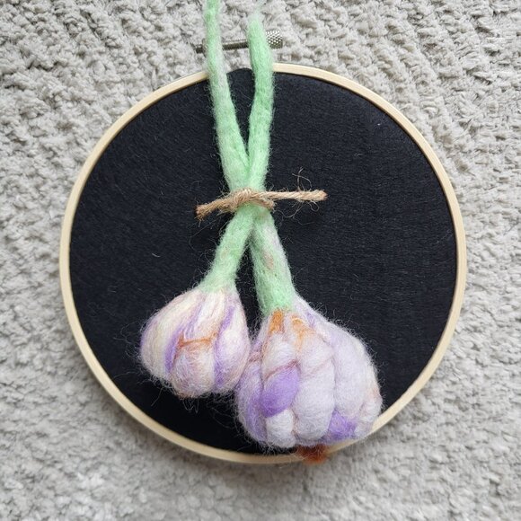 Vegetables on Embroidery Hoops | Handmade | Wool Needle Felting 1 Piece: Garlic - Picture 5 of 10